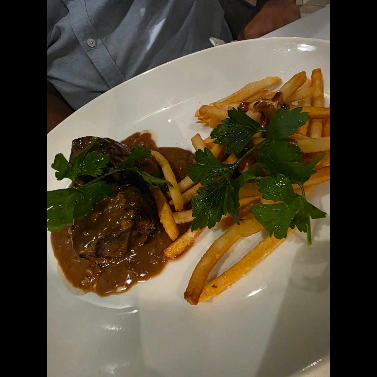 Filete de ternera a la pimienta con papas fritas