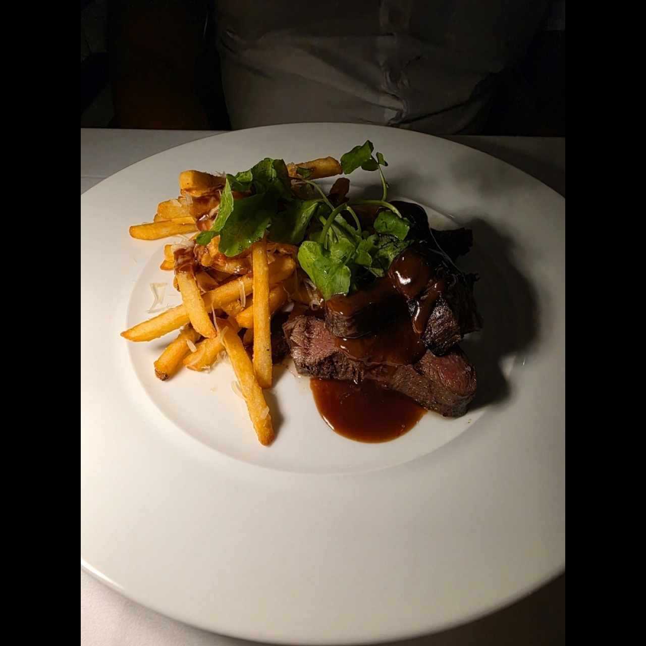 Filete de ternera a la pimienta con papas fritas