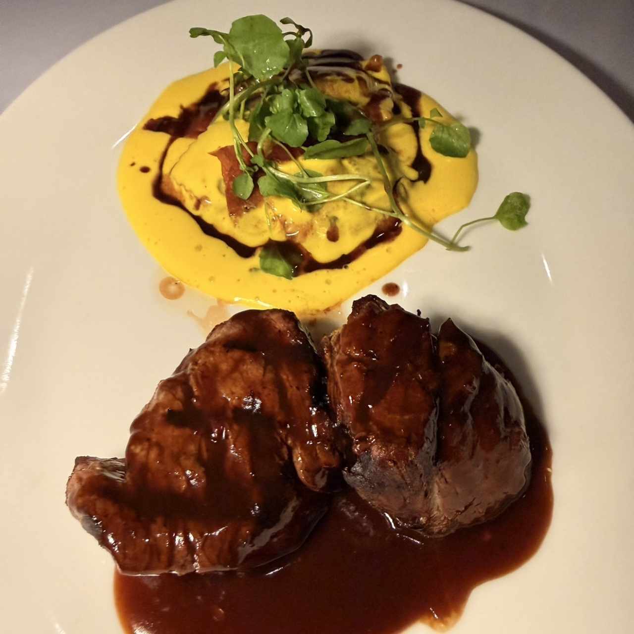 Filete de ternera con raviolis de champiñones y ricotta