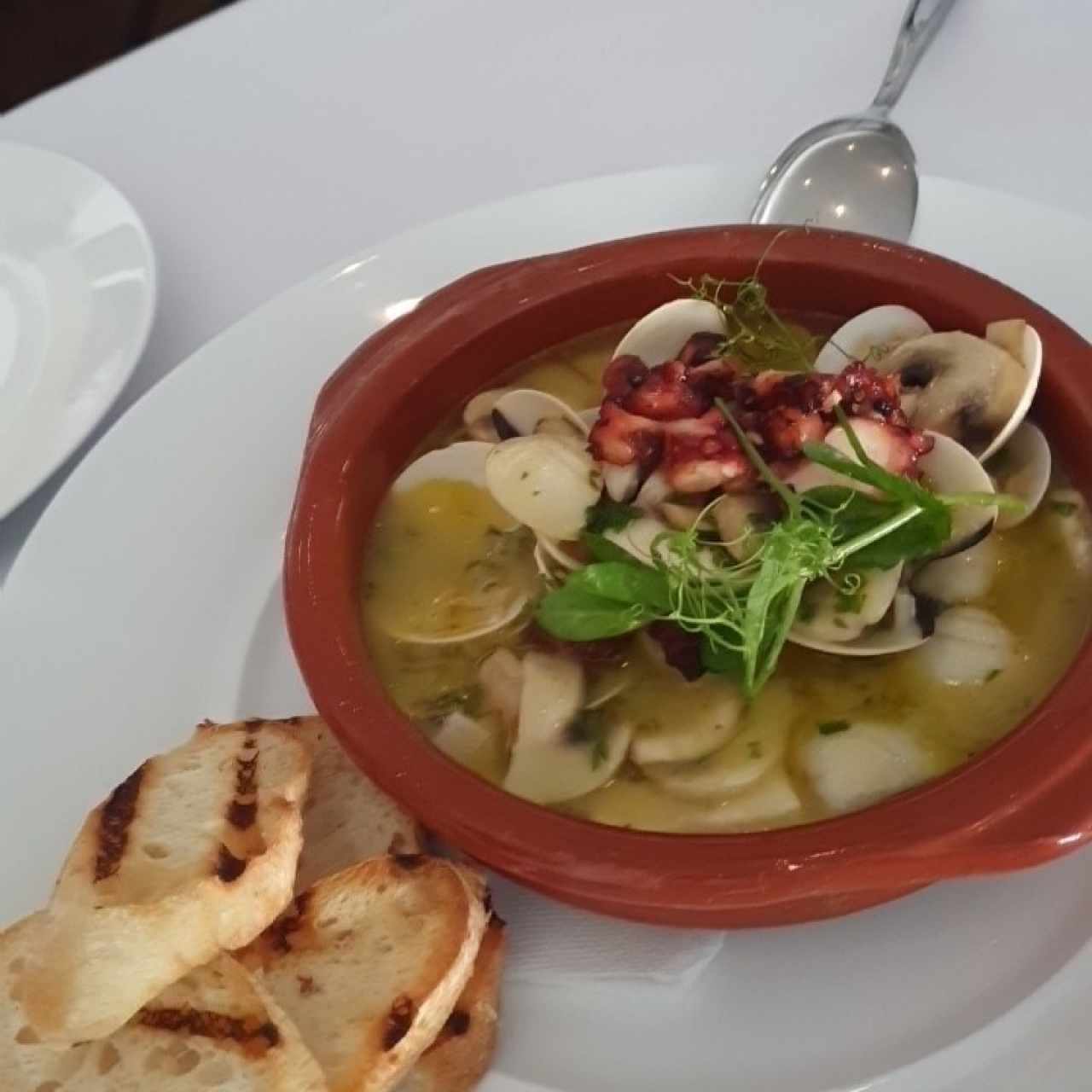 Almejas a la meuniere y pulpo a la brasa