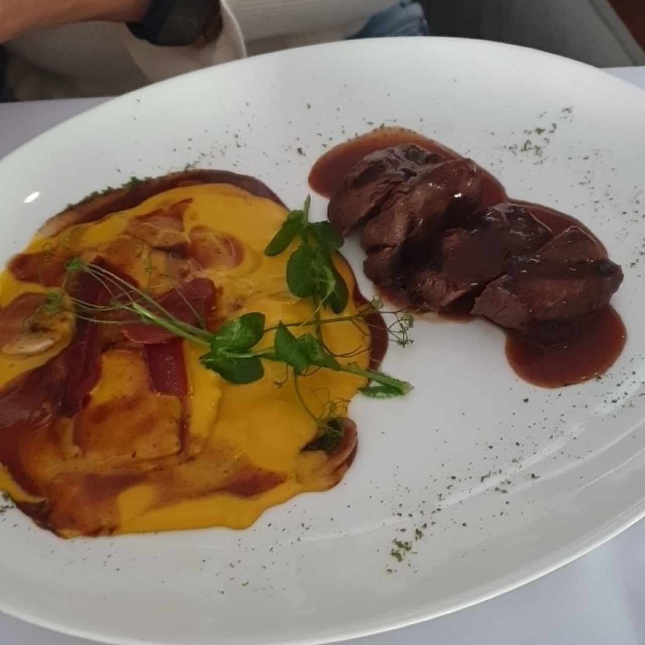 Filete de ternera con raviolis de champiñones y ricotta
