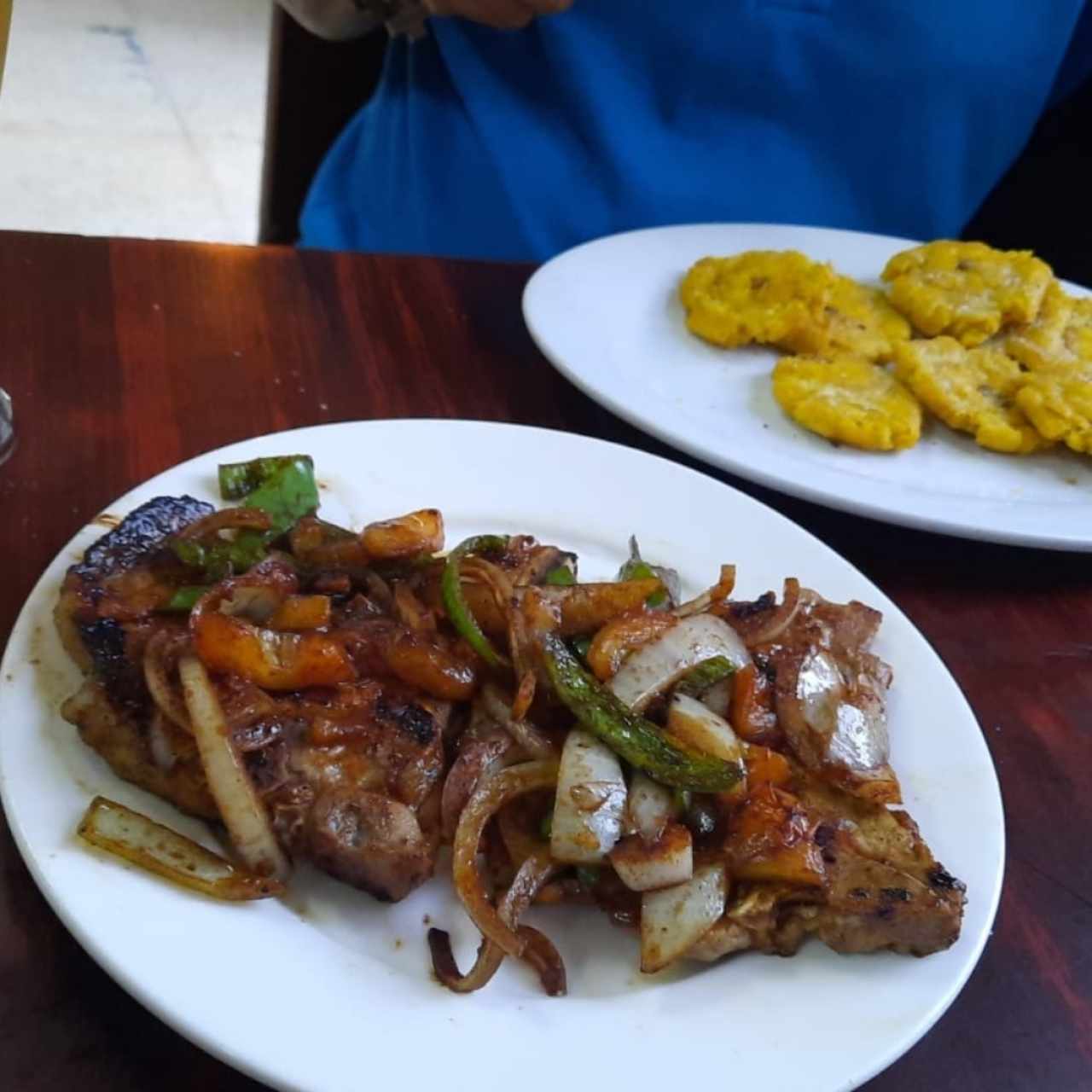 Patacones con lomo salteado