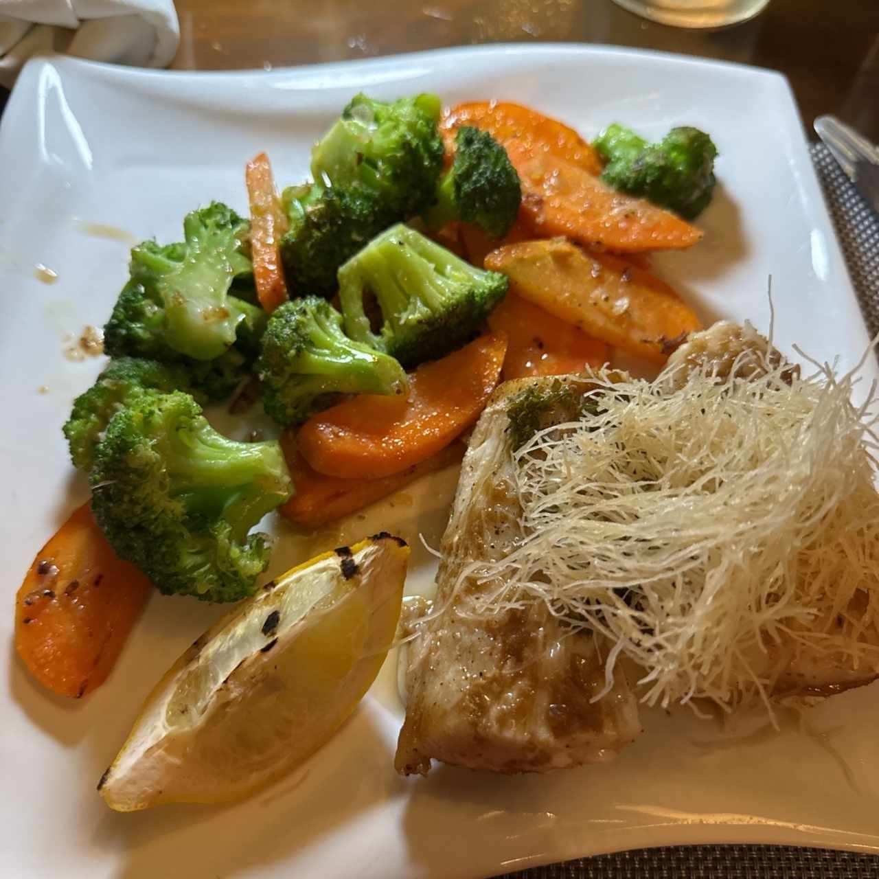 Dorado con vegetales salteados 