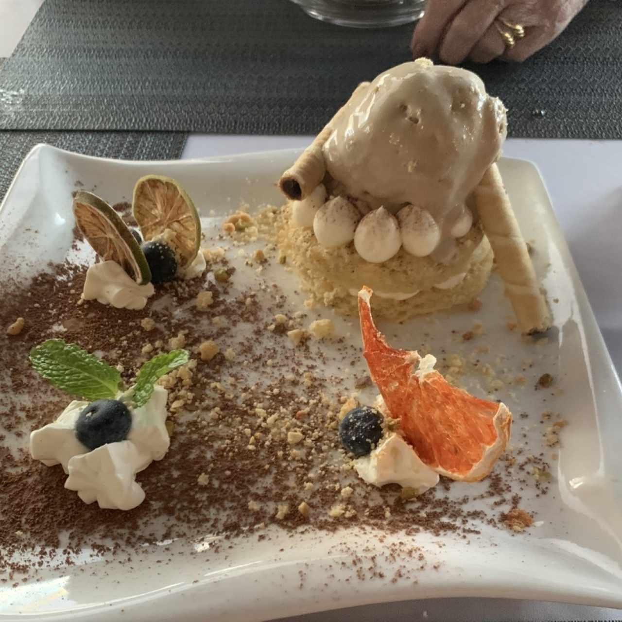 Monalisa - un esponjoso biscocho relleno panacotta y acompañado de un helado artesanal