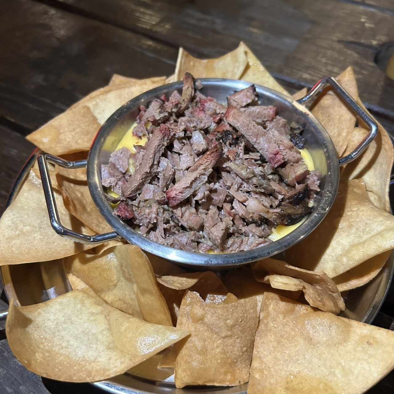 Queso fundido con burnt ends de brisket