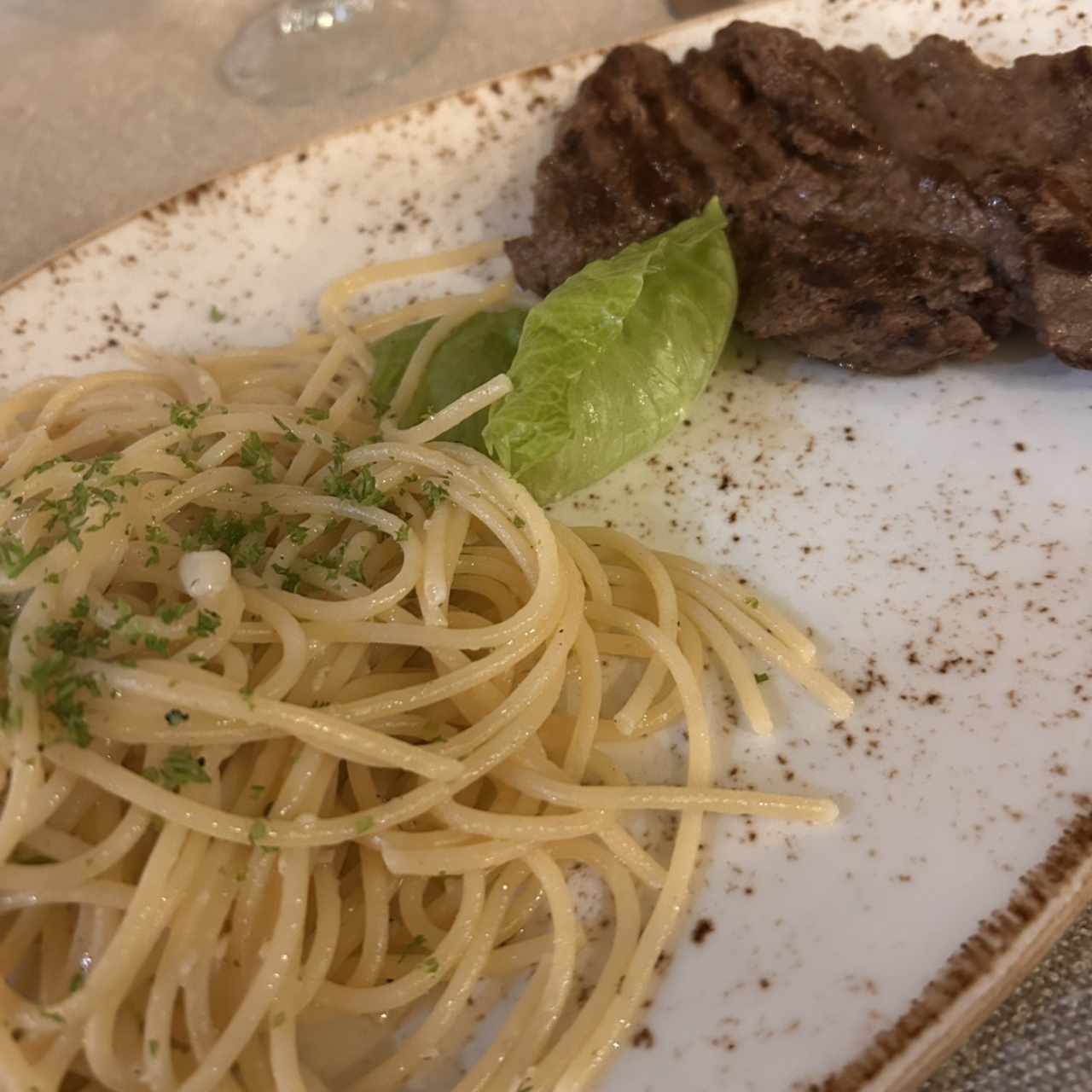 Filete a la plancha con espaguetti al oleo