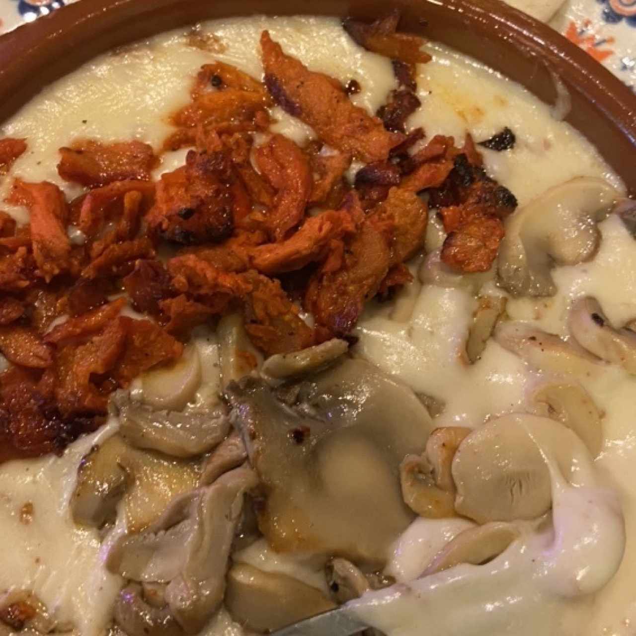 Queso Fundido con Champiñones