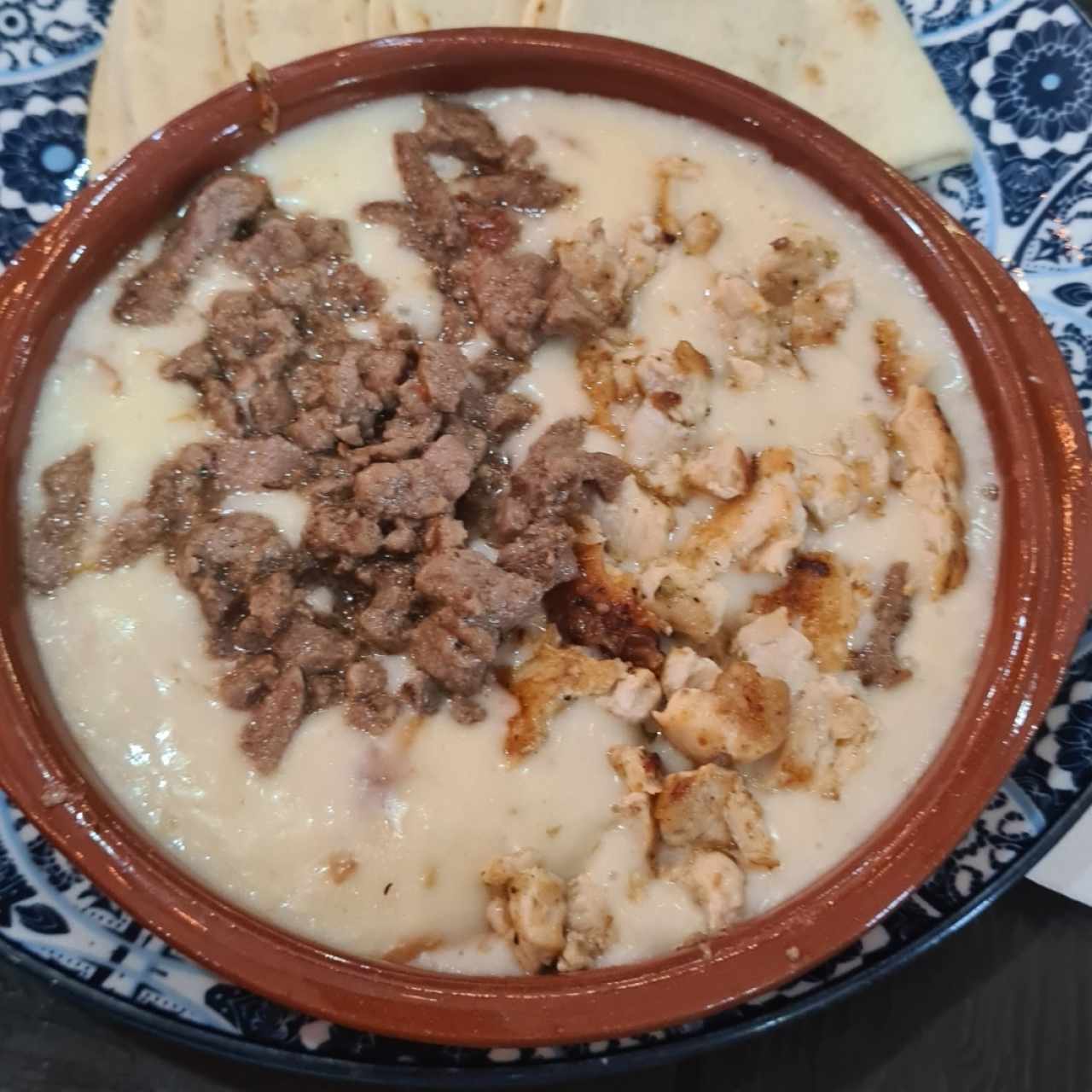 queso fundido de res y pollo