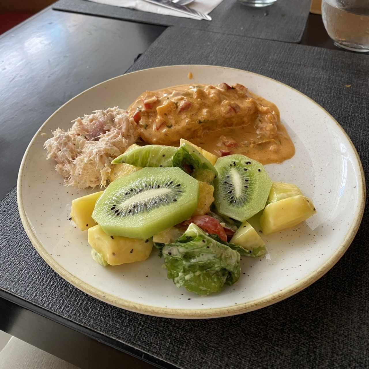 Frutas, ensalada de pollo, corvina al ajillo