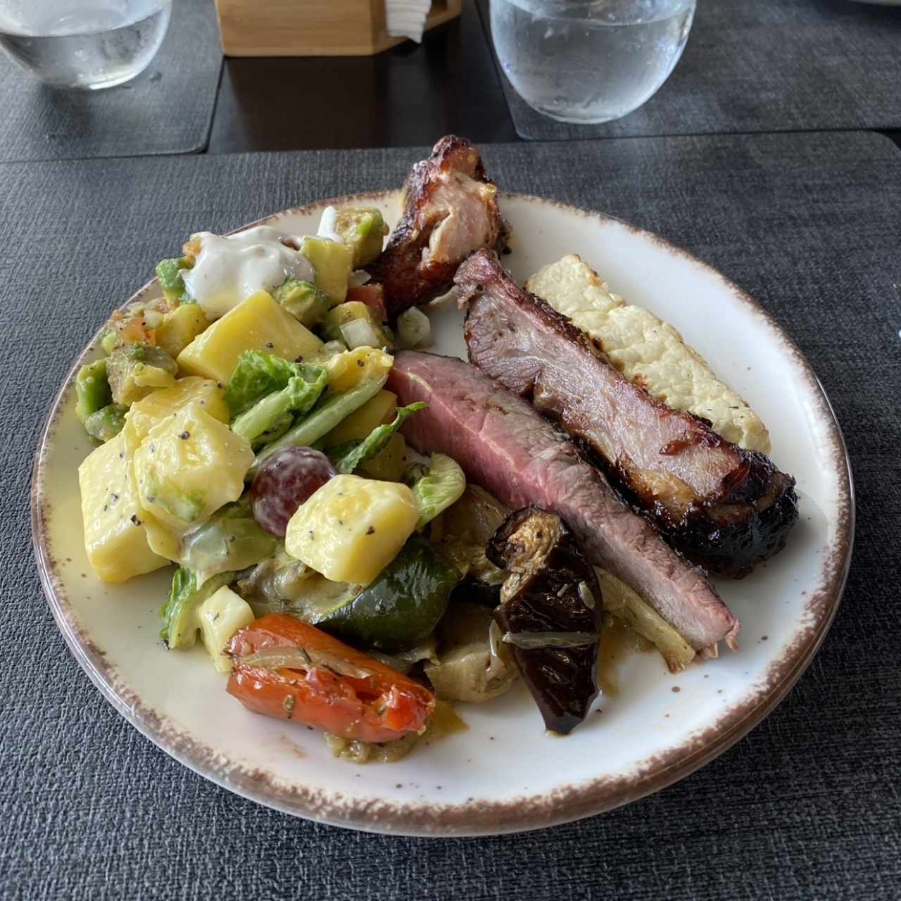 Carnes variadas, queso asado y ensalada