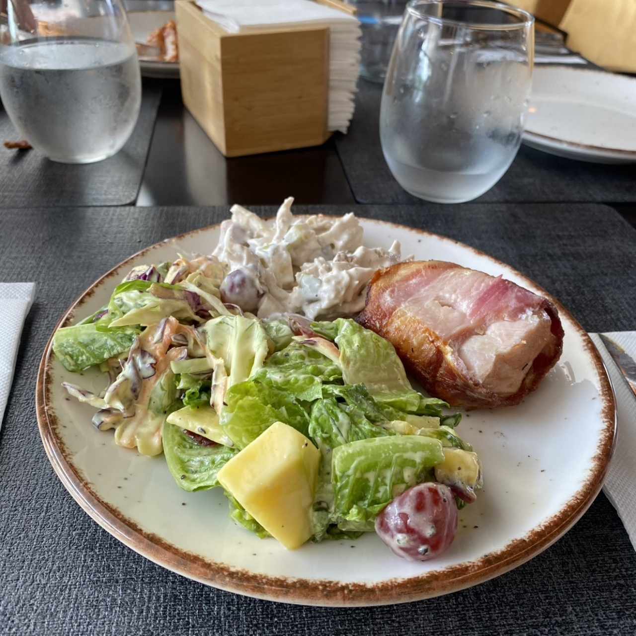 Pollo bacon & ensaladas mixtas