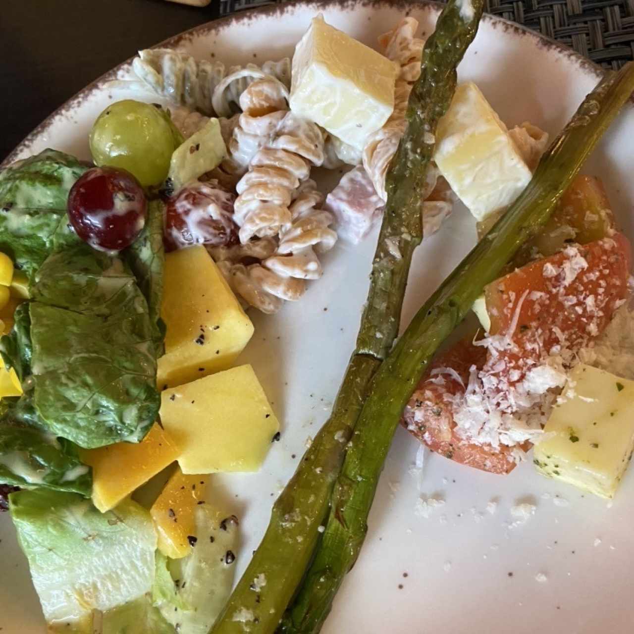 Ensaladas, vegetales y quesos