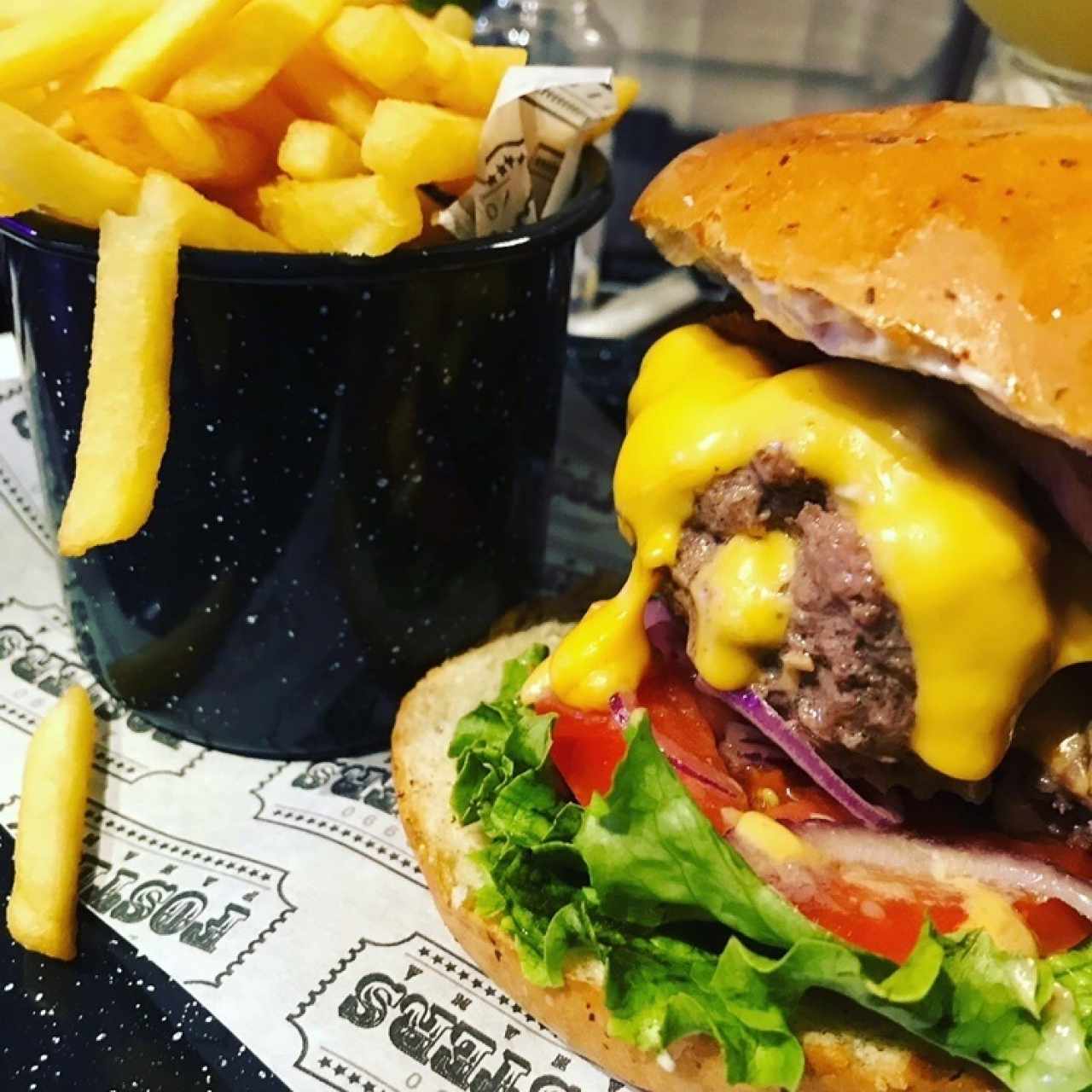 Hamburguesa “La Rellenita” con papas fritas