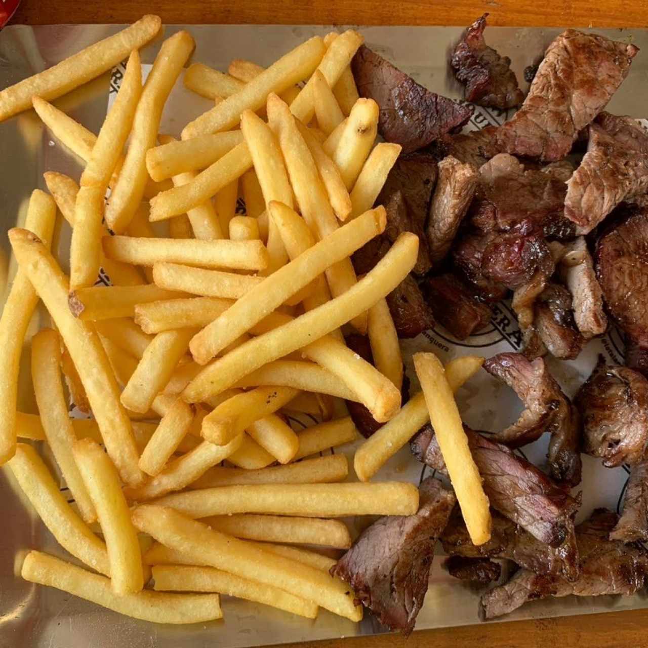 Carne llanera con papas fritas 