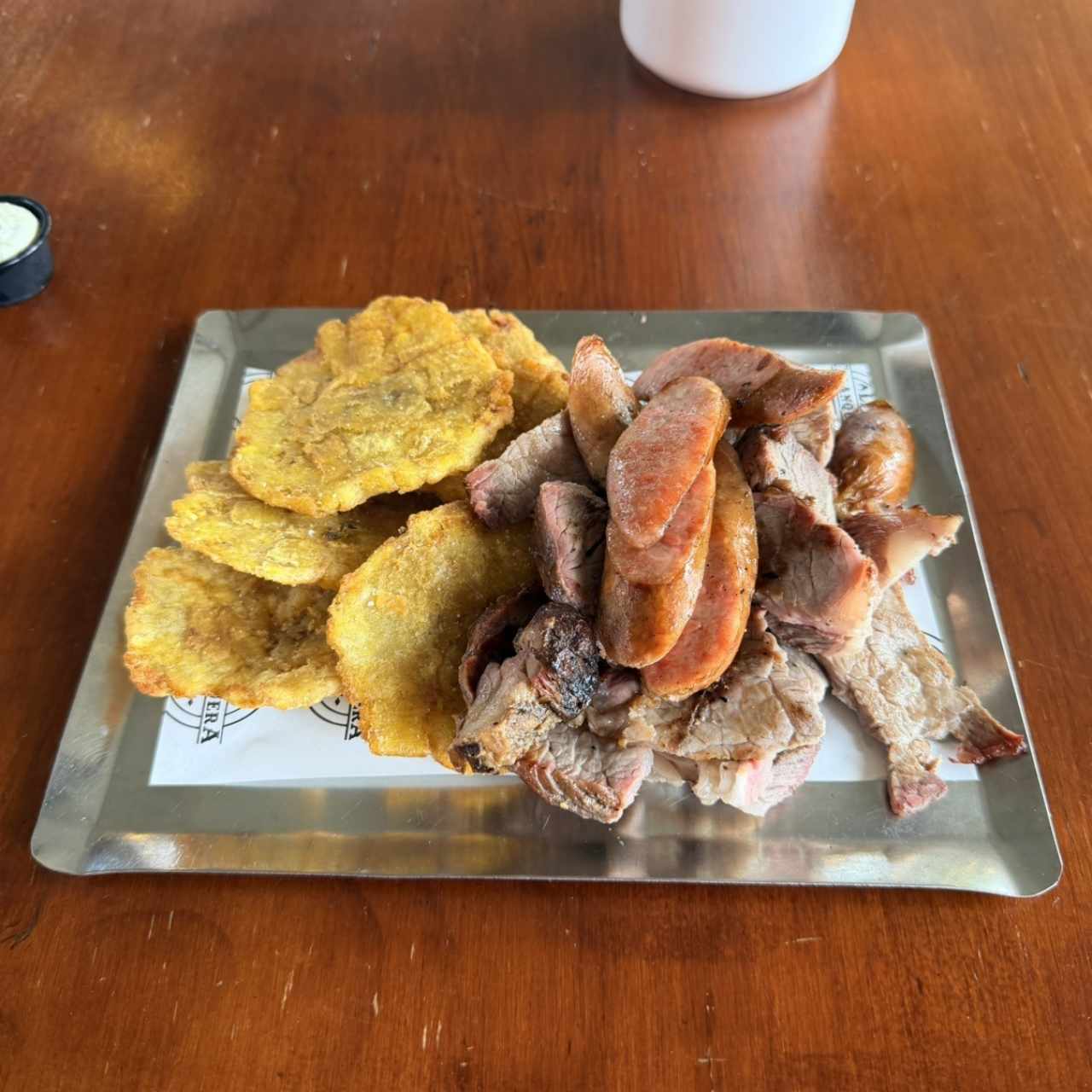Carne ahumada y chorizo con patacones 