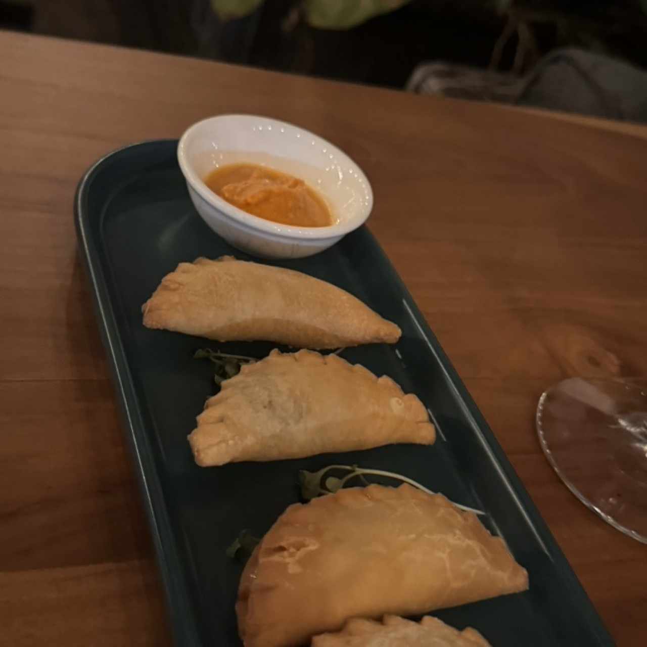 EMPANADAS DE SETAS CON SALSA ROMESCO