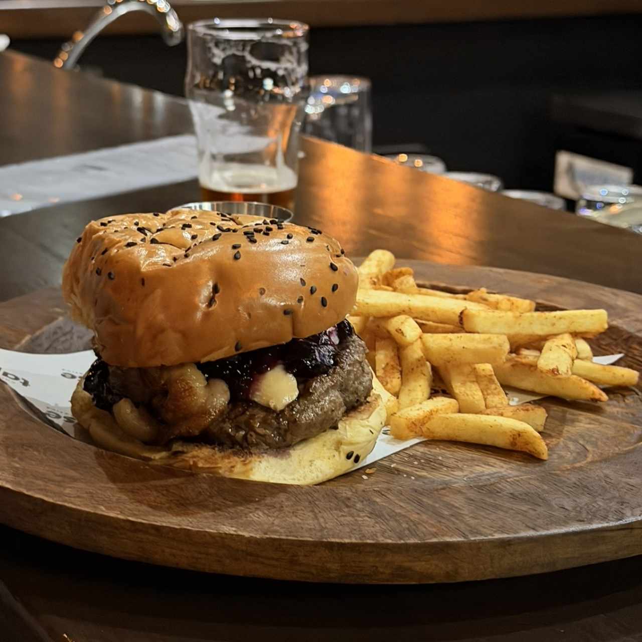 HAMBURGUESA CON QUESO BRIE Y ARÁNDANOS