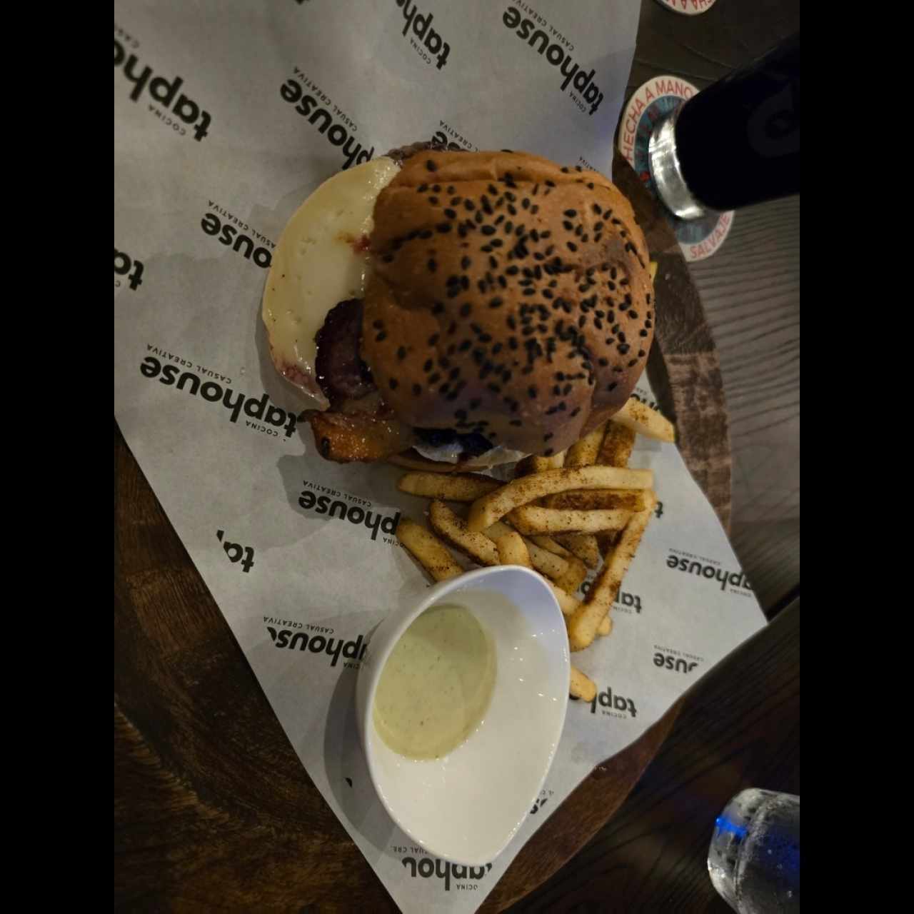 HAMBURGUESA CON QUESO BRIE Y ARÁNDANOS