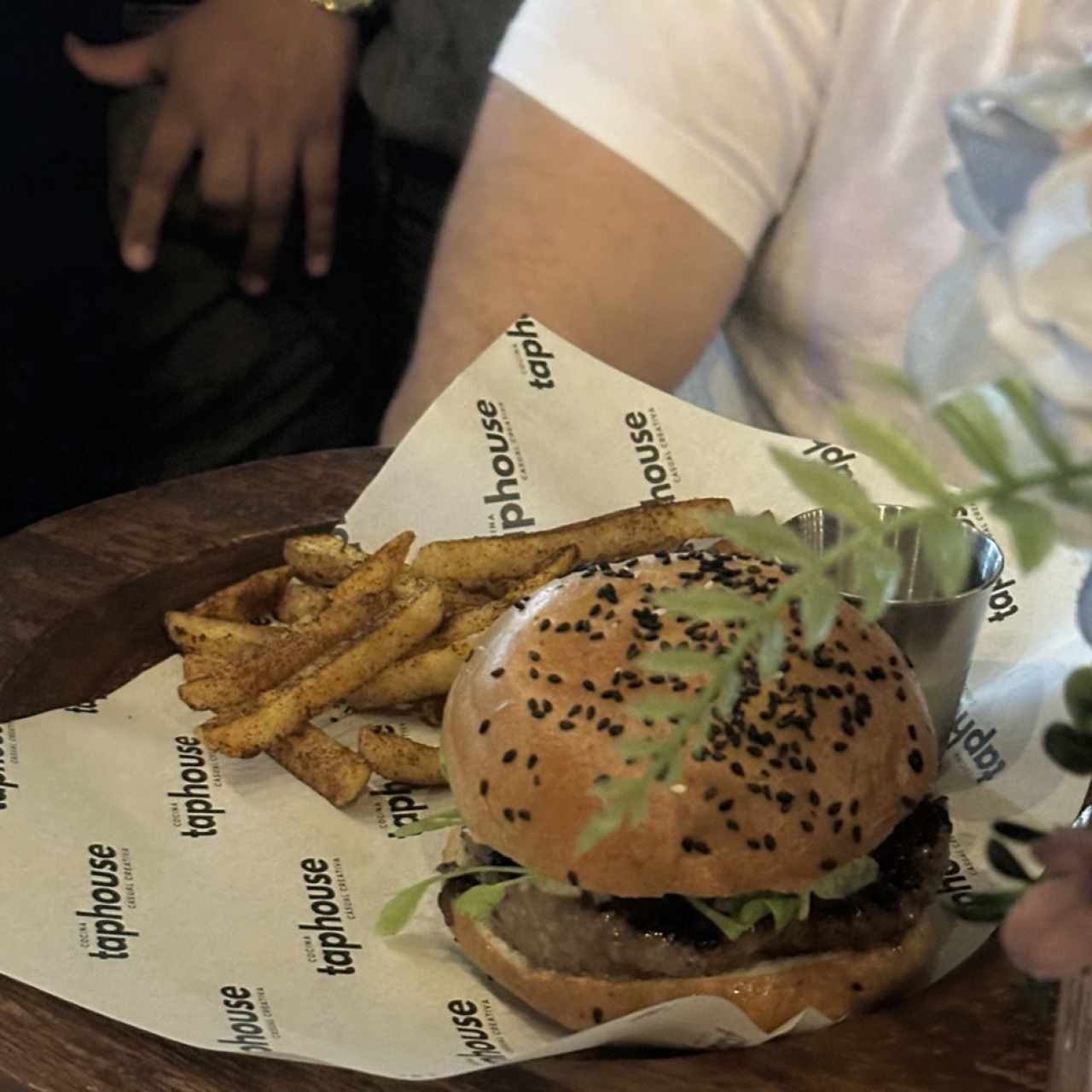 HAMBURGUESA CON QUESO AZUL Y PERA