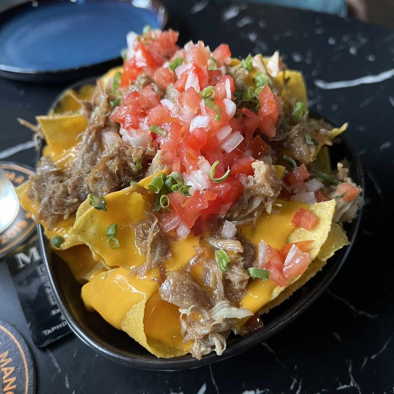 Nachos con carnita/ Nachos with carnitas