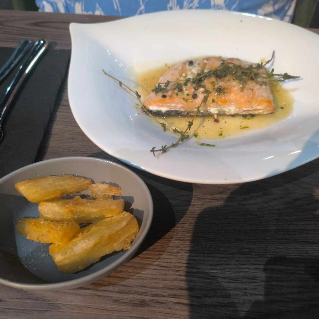 SALMÓN CON LLOVIZNA DE HIERBAS Y CHARDONNAY