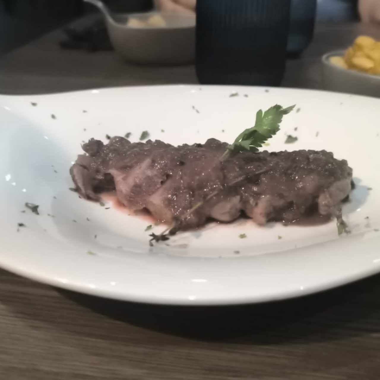 LOMO DE RES EN INFUSIÓN DE PIMIENTAS Y BURDEOS
