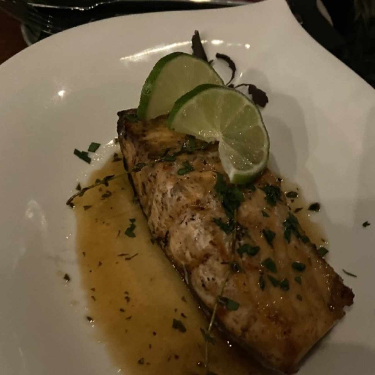 SALMÓN CON LLOVIZNA DE HIERBAS Y CHARDONNAY