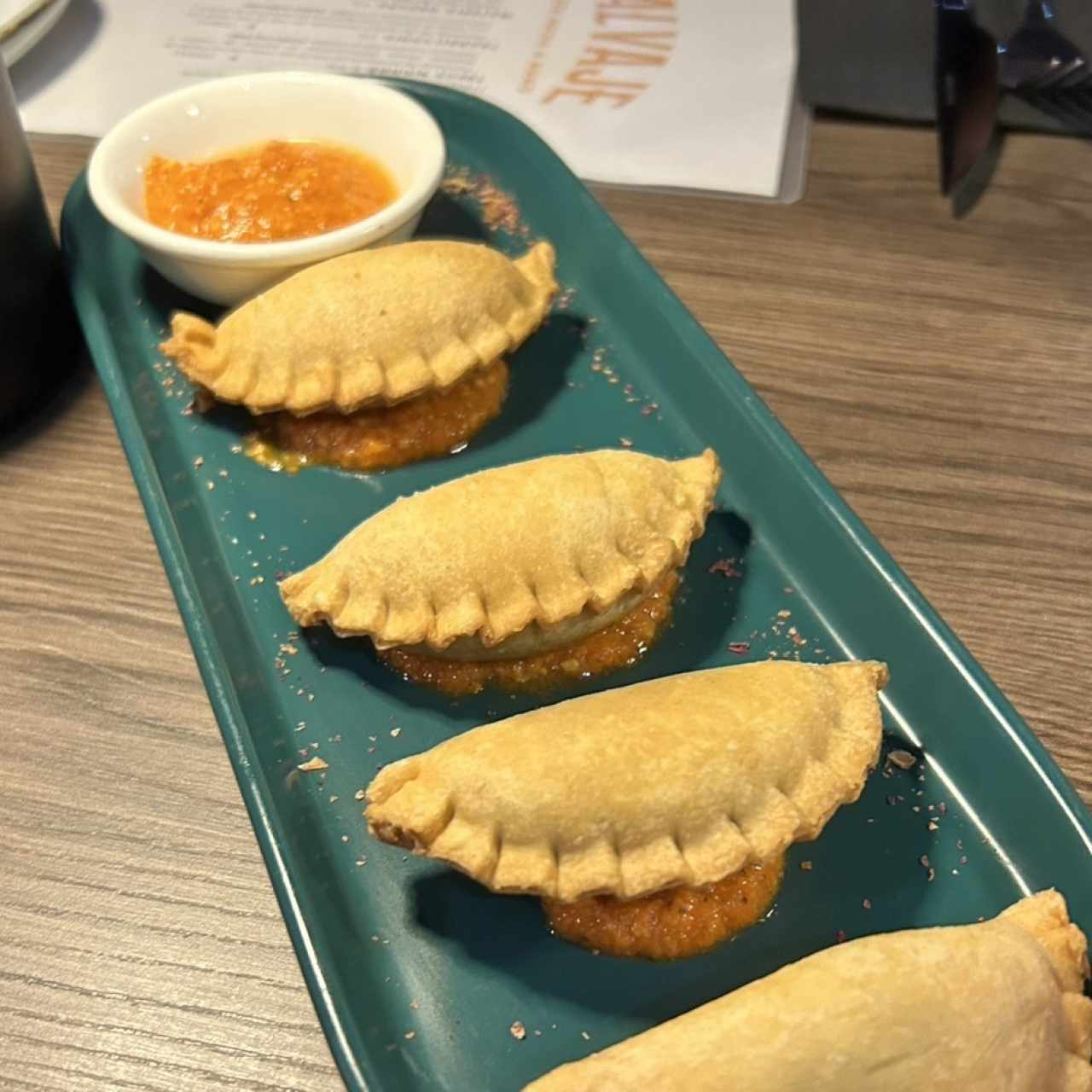 EMPANADAS DE SETAS CON SALSA ROMESCO