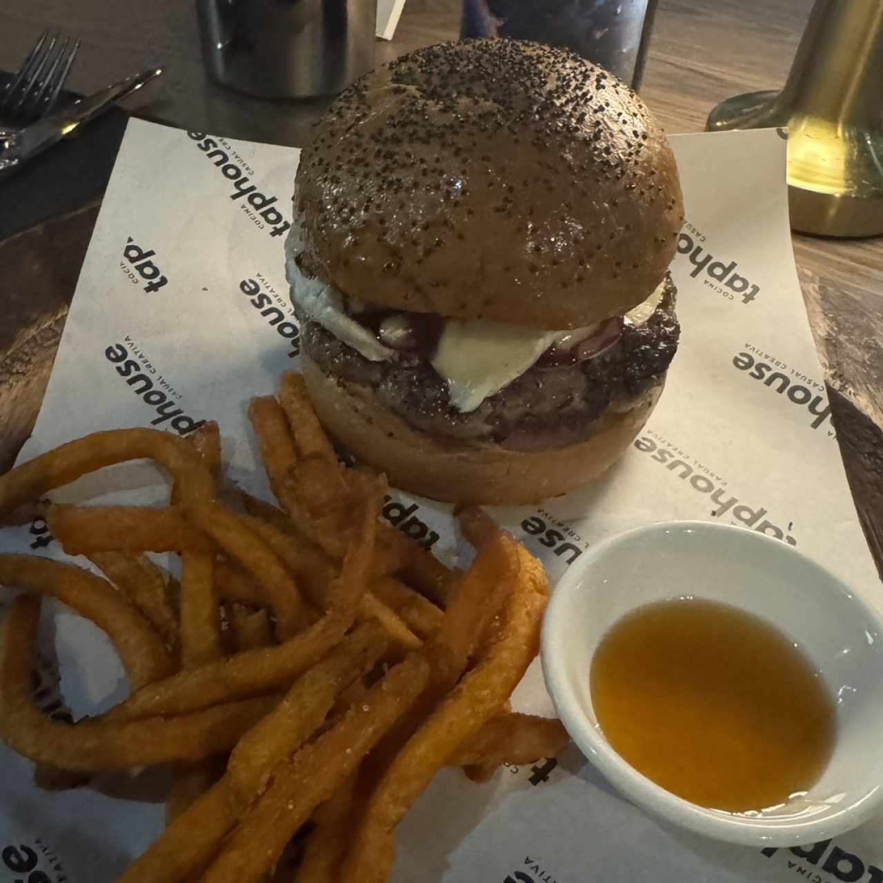 HAMBURGUESA CON QUESO BRIE Y ARÁNDANOS