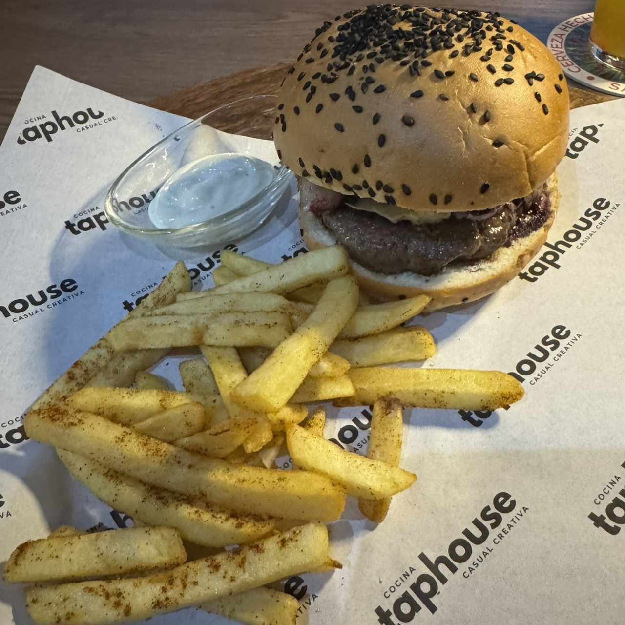 HAMBURGUESA CON QUESO BRIE Y ARÁNDANOS