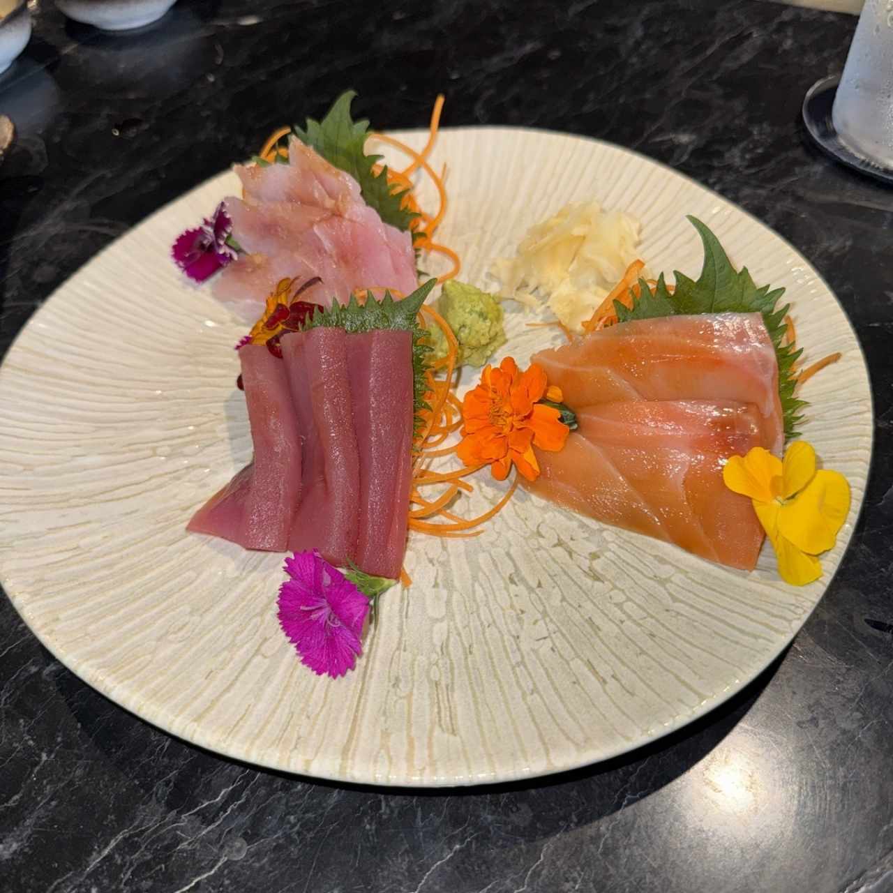 Sashimi de atún, salmón y pescado blanco
