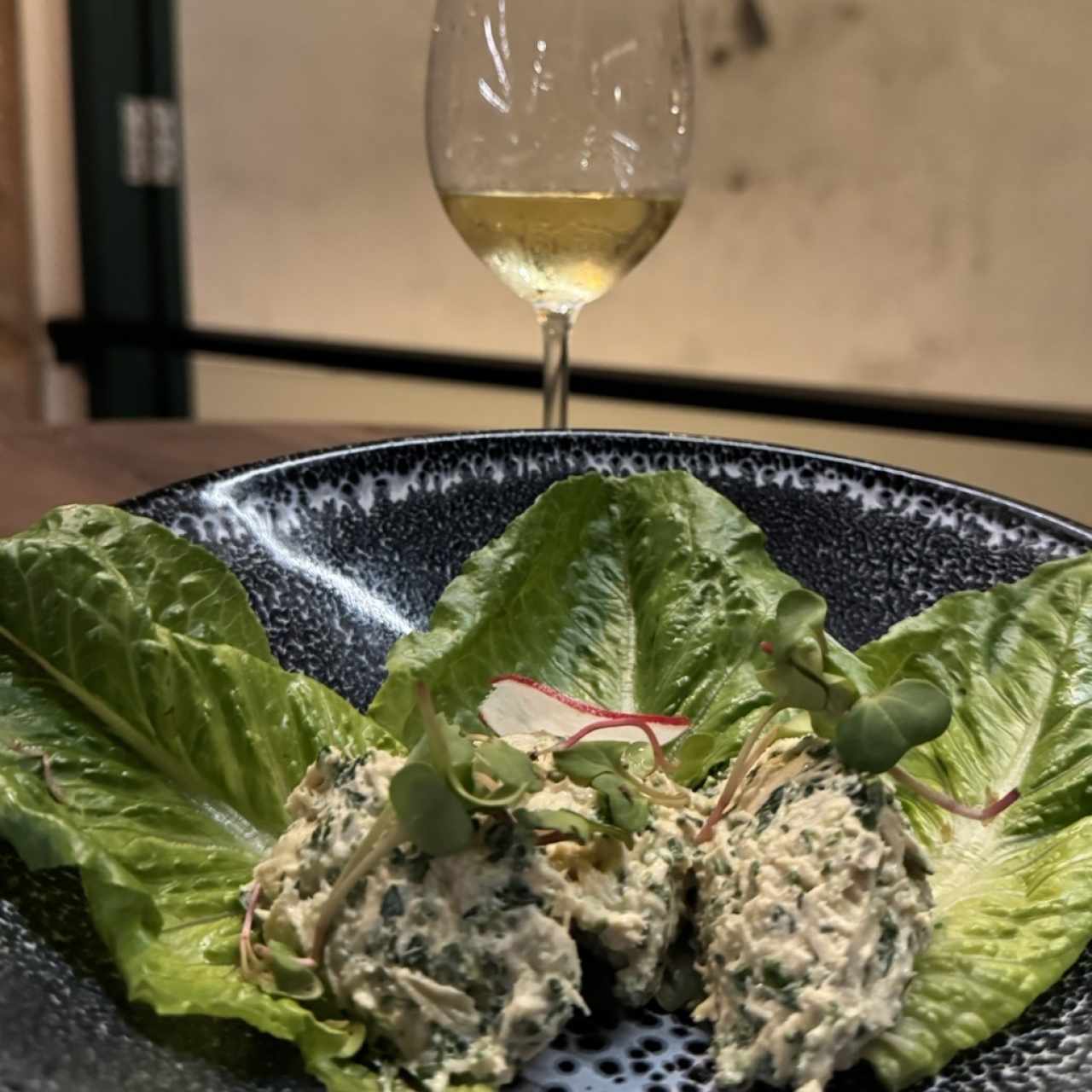 Green chiken. Viene con pan sourdough y copa de vino blanco.