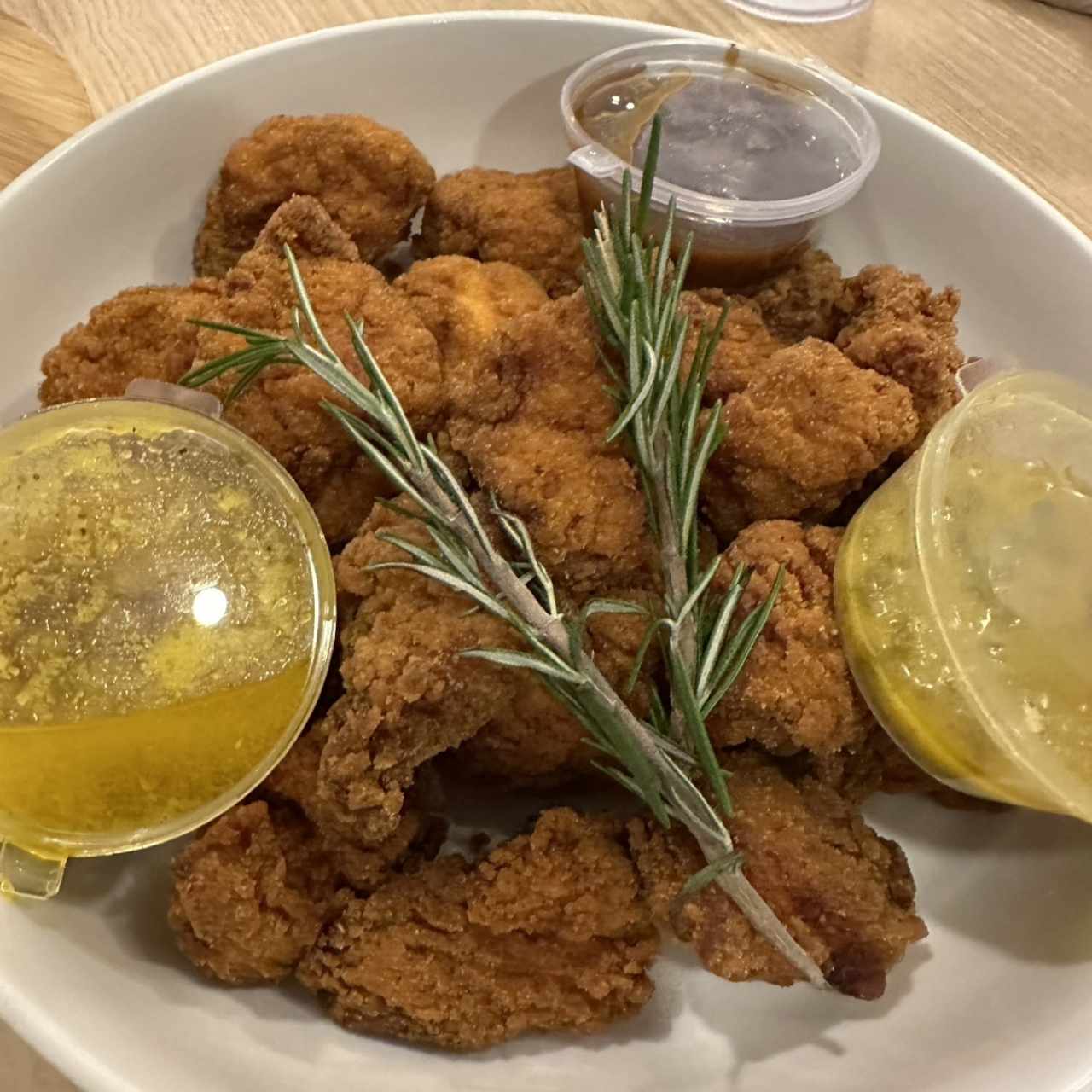 Crispy Chicken Poppers con trio de Salsas Grande