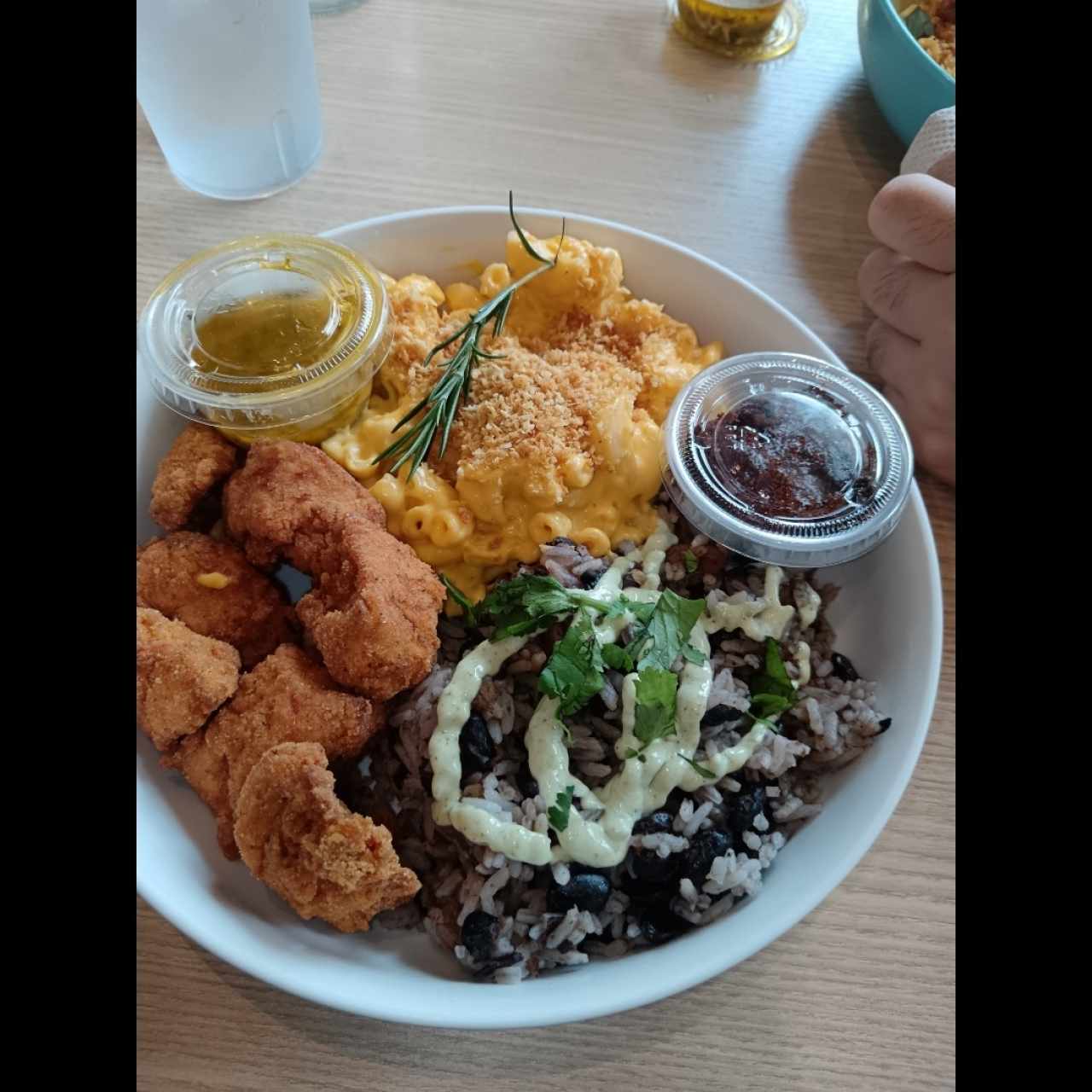 Crispy Chicken Poppers con salsa de su elección Mediano