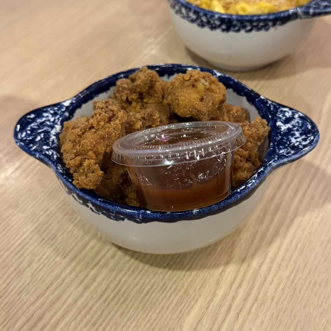 Crispy Chicken Poppers con trio de Salsas Grande