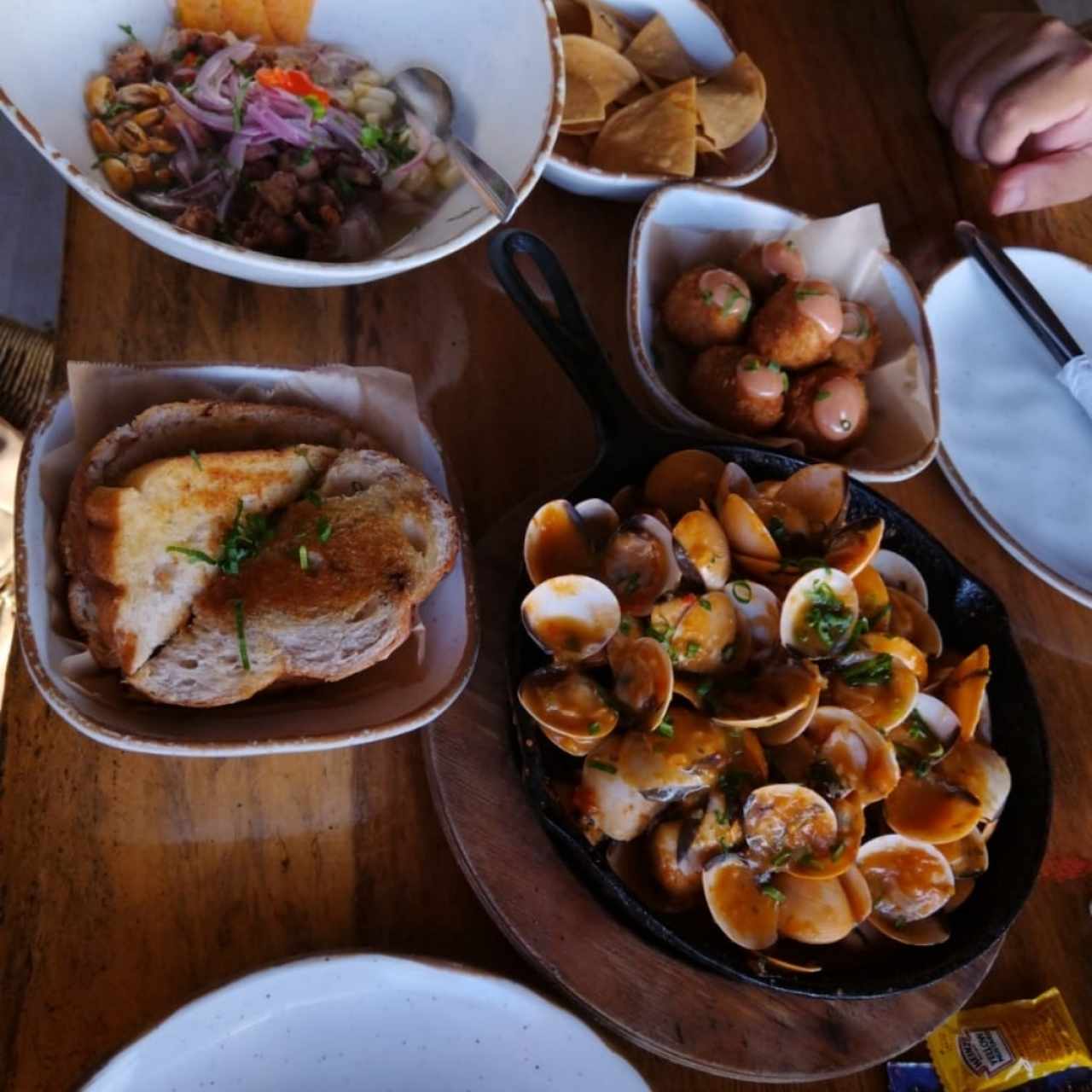 Ceviche peruano, almejas, croquetas de platano