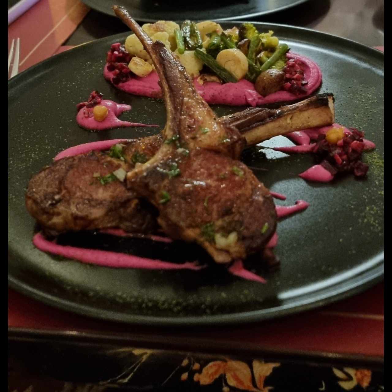Rack de cordero en hummus de remolacha 