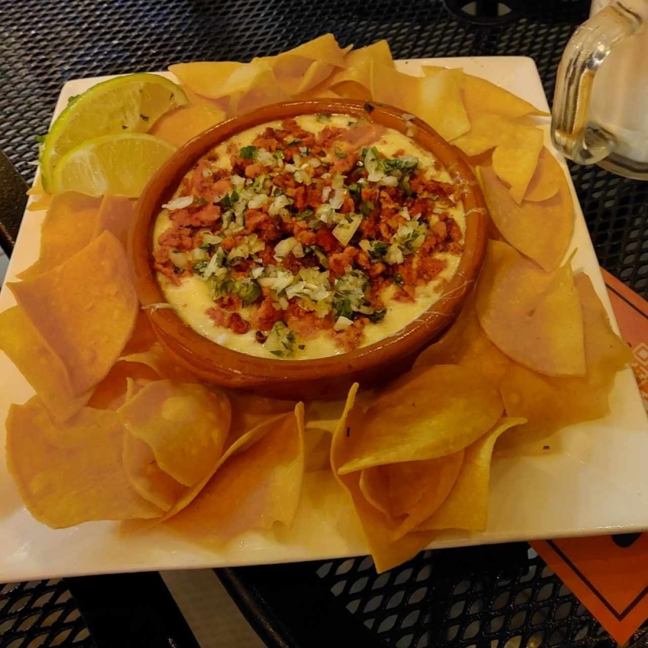 Queso fundido con chorizo