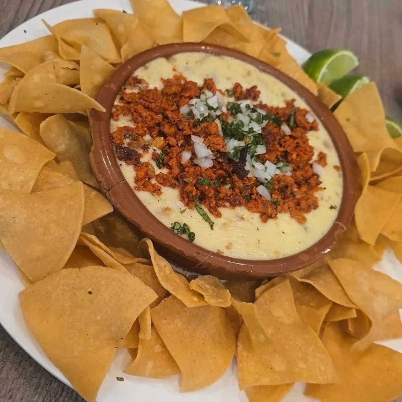 Queso fundido con chorizo
