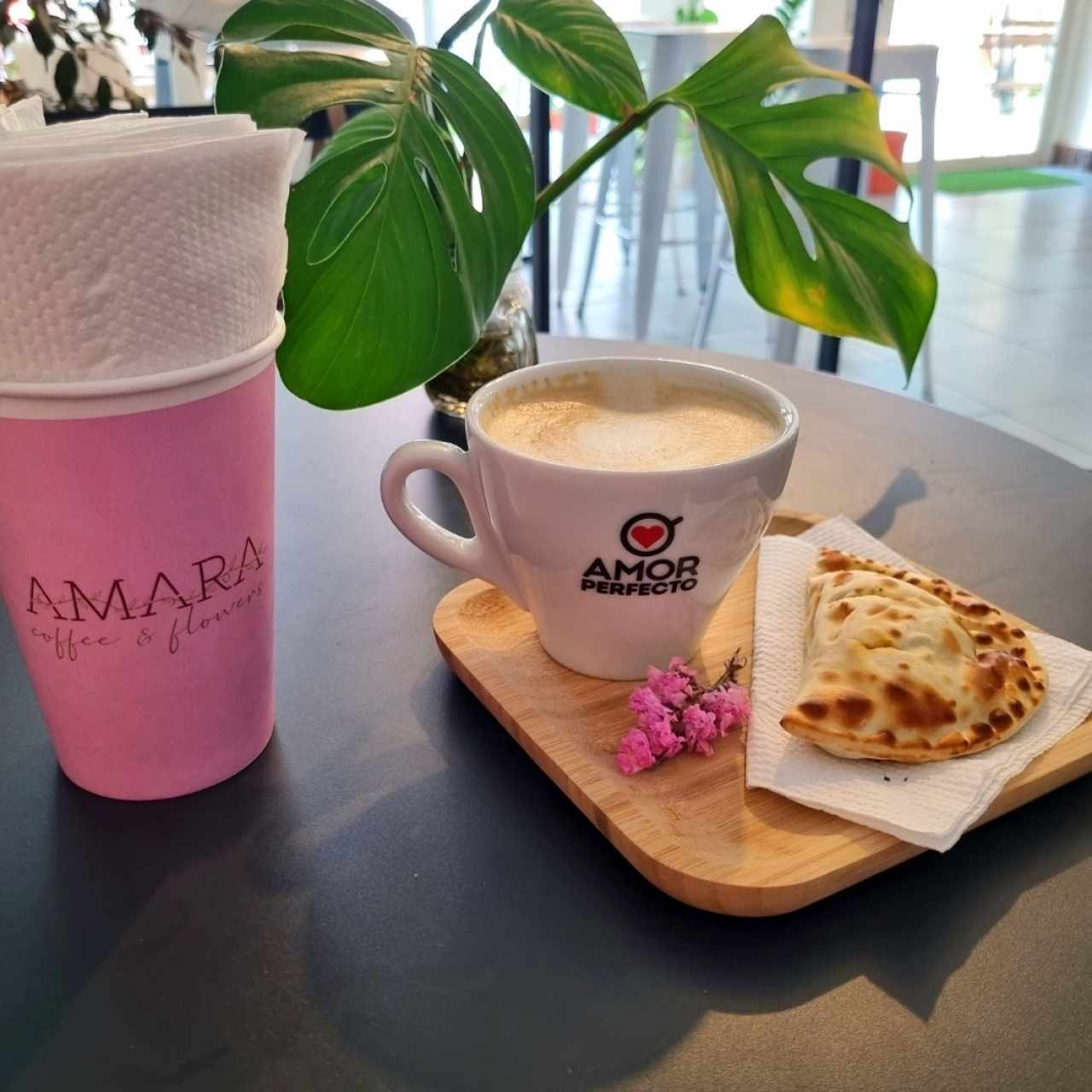 Empanada de Pollo y café late.