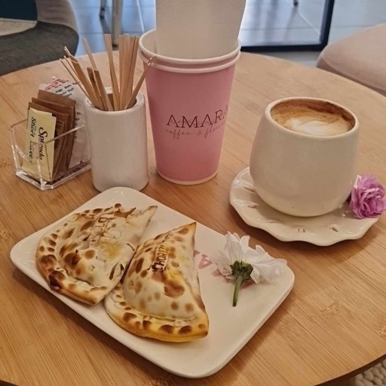 capuchino y empanadas de pollo y chorizo