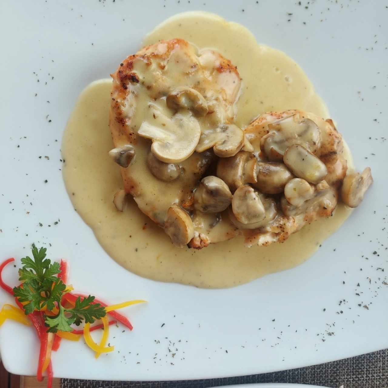 pollo en salsa de champiñones 