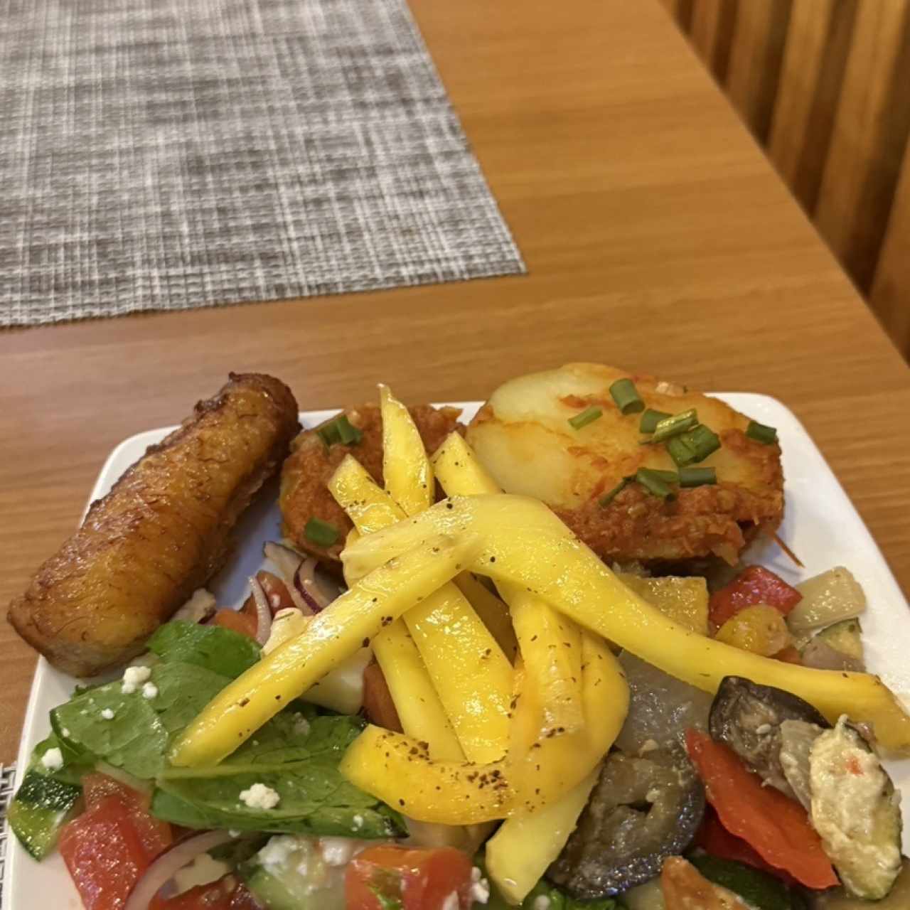 GUARNICION (Ensalada, papa, plátano maduro y arepa)