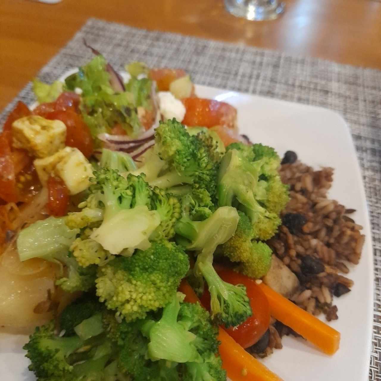 GUARNICION (Ensalada, papa, plátano maduro y arepa)