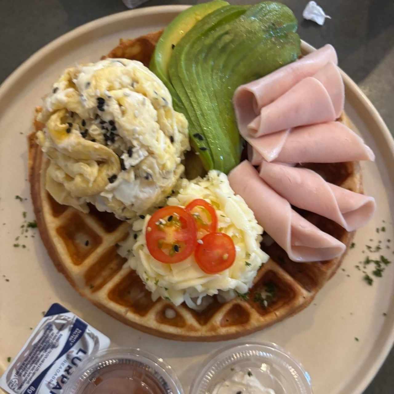 Waffle con Huevos,Aguacate,Queso y Jamón