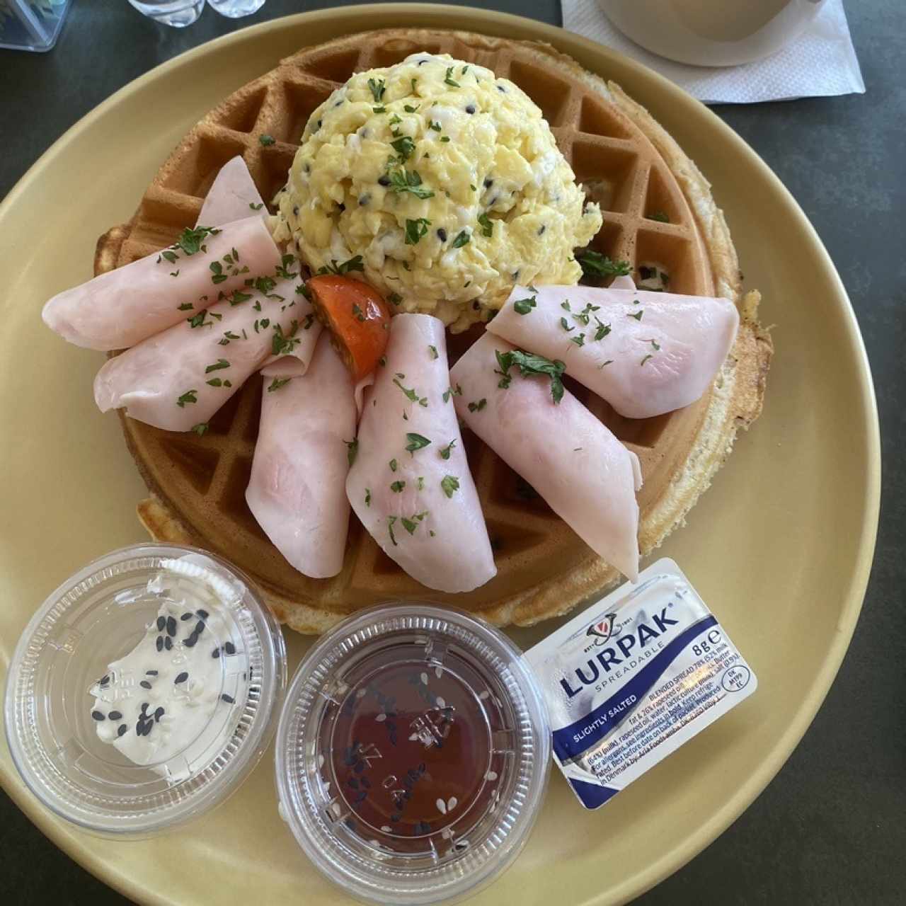 Waffle con Huevos y Jamón de Pavo