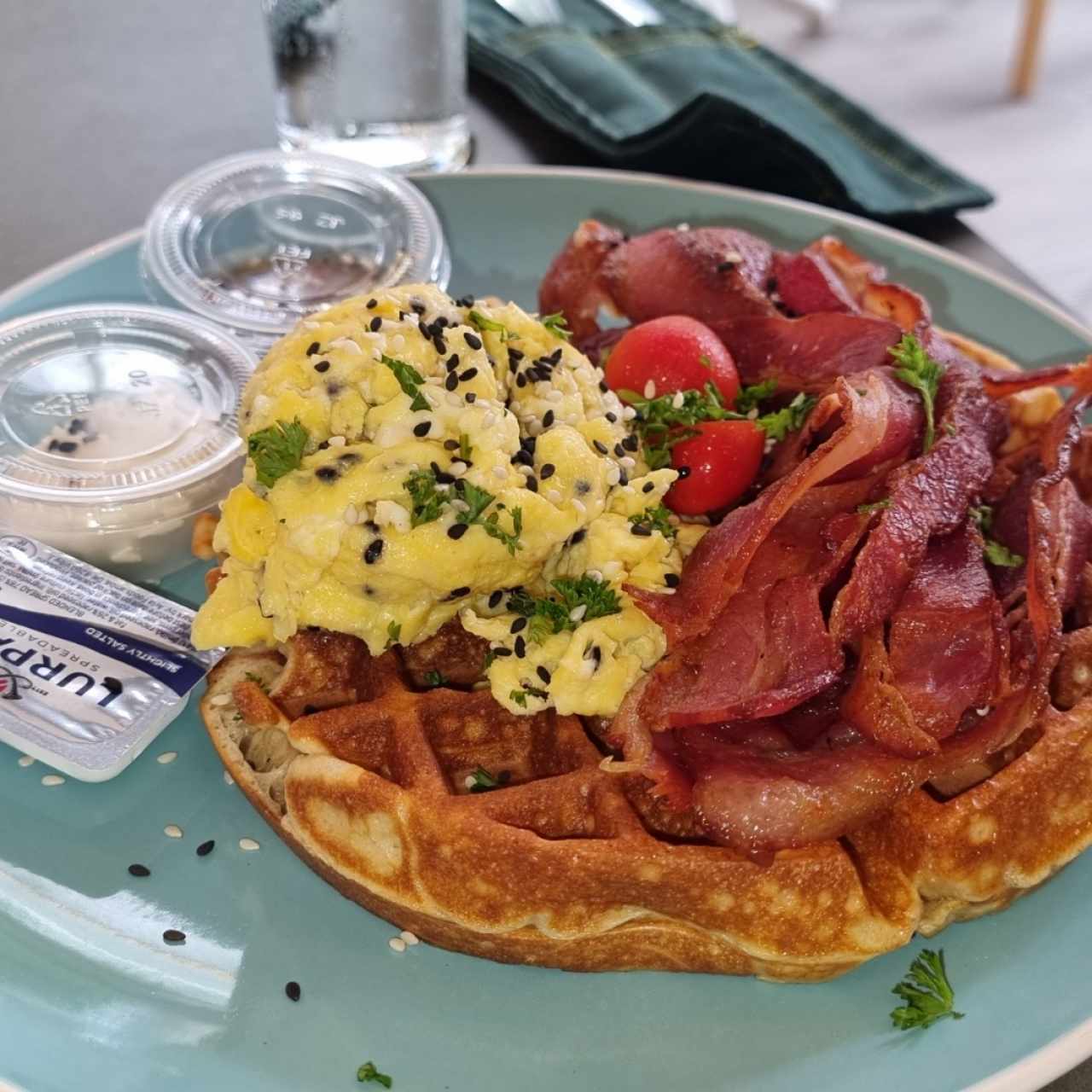 Waffle con Huevos y Bacon