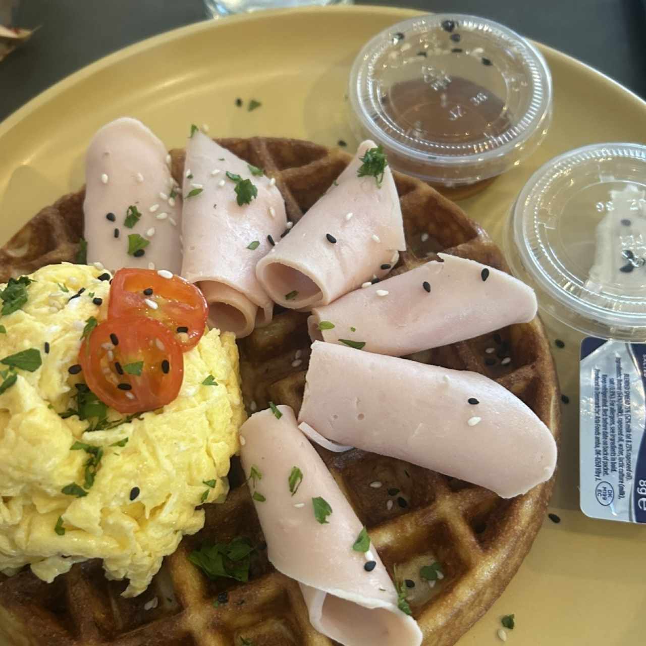 Waffle con Huevos y Jamón de Pavo