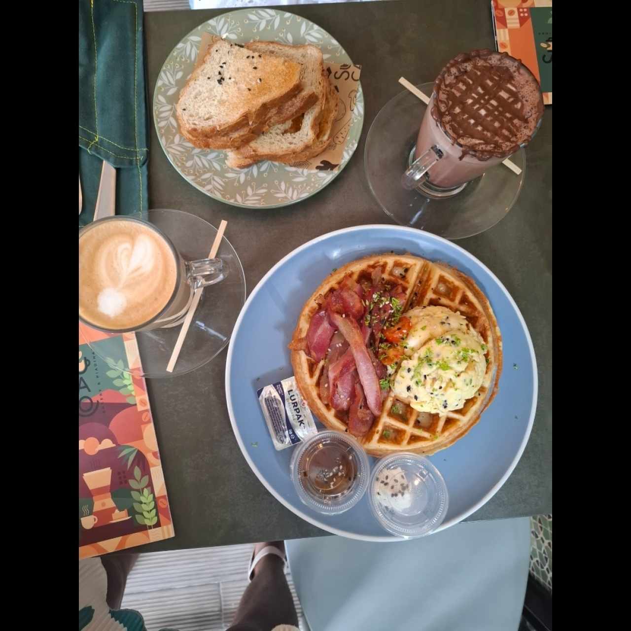Waffle con Huevos y Bacon