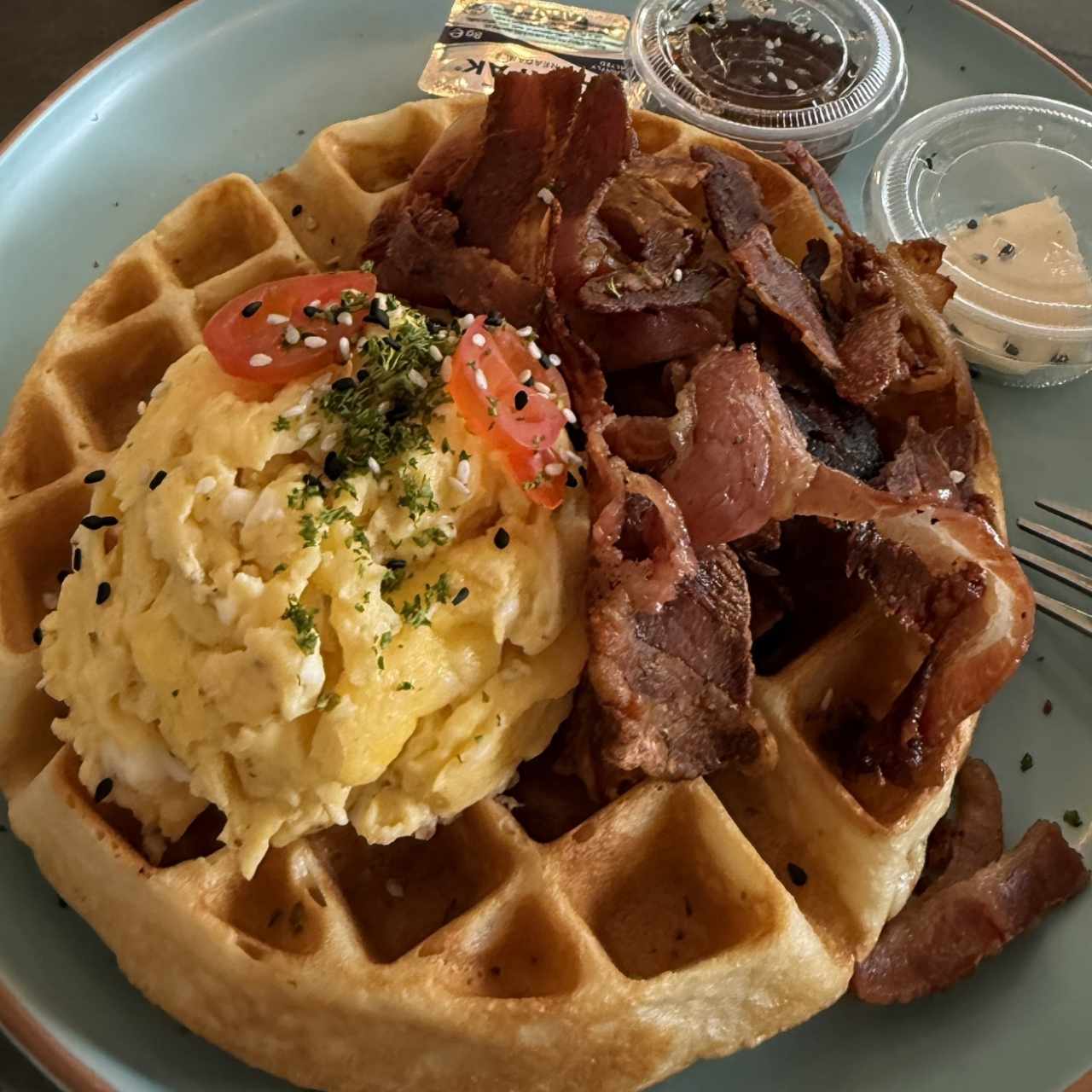 Waffle con Huevos y Bacon